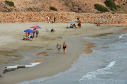 Mare e spiaggia a Orihuela, Spagna. Fra le zone costiere più pulite d'Europa, Orihuela si trova in Costa Blanca, tratto di Spagna che si affaccia sul Mar Mediterraneo fra Capo di ...