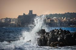 Mare impetuoso a Aci Castello, Sicilia. Sullo sfondo, palazzi e edifici di questa cittadina di quasi 20 mila abitanti  - © Alfio Finocchiaro / Shutterstock.com