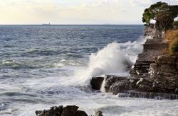 Mare in tempesta lungo la costa ligure di Recco, provincia di Genova.

