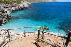 Mare all'isola di Favignana, Sicilia. Situata fra il Tirreno e il Mediterraneo, quest'isola, la principale delle Egadi, si trova a circa 7 chilometri dalla costa occidentale della Sicilia ...