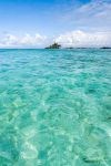 Il mare limpido del Madagascar: la laguna di Île Sainte-Marie (Nosy Boraha) è ideale per fare snorkeling, alla scoperta dei magnifici foadali dell'Oceano Indiano - © Pierre-Yves ...