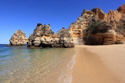 Il mare limpido e gli scogli spettacolari dell'Algarve a Lagos in Portogallo - © Philip Lange / Shutterstock.com