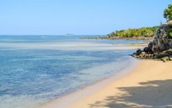 Il mare con le tante sfumature turchesi dell'isola di Nosy Komba (Nosy Ambariovato), Madagascar - foto © lenisecalleja.photography / Shutterstock.com
