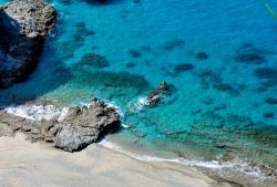 Mare turchese, sabbia bianca e scogli, gli ingredienti di Capo Vaticano in Calabria - © maudanros / Shutterstock.com