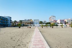 Margherita di Savoia e la sua vasta spiaggia a sud del Gargano in Puglia