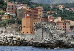 Marina di Campo e l'ingresso al porto visto dal mare. E' composto da due moli, uno esterno lungo circa 100 metri e l'altro interno di 65 fra i quali esiste una banchina di riva - Angelo ...