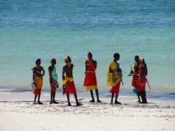 Masai nei loro abiti tradizionali sulla spiaggia di Diani Beach, Kenya - un gruppo di uomini Masai, popolo di pastori stanziati tra la Tanzania e il Kenya, sulla spiaggia di Diani Beach, vestiti ...