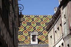 Mattonelle in ceramica di Borgogna sul tetto del Municipio di Digione, Francia. Antica residenza dei duchi di Borgogna, questa dimora dal 1679 è stata sede degli stati generali di Borgogna ...