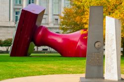 Memorial ai vigili del fuoco vicino alla scultura Free Stamp in Willard Park, Cleveland (Ohio) - © Kenneth Sponsler / Shutterstock.com