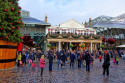 I mercatini di Natale di Covent Garden a Londra, Inghilterra. Durante il periodo natalizio questo quartiere londinese, che deve il suo nome alla storpiatura di "Convent Garden" perchè ...