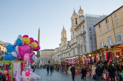 Mercatini di Natale a Roma in piazza Navona, durante la festa della Befana - © Anticiclo / Shutterstock.com