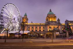 Mercatini di Natale a Belfast, davanti alla City Hall (Irlanda del Nord) - © stenic56 / Shutterstock.com