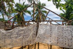 Tessuti fatti a mano in vendita presso il mercatino dell'artigianato di Ampangorina, il principale villaggio di Nosy Komba (Madagascar) - foto © Pierre-Yves Babelon / Shutterstock.com
 ...