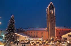 il Mercatino di Natale a Vipiteno in Alto Adige. Domina la skyline la medievale Torre delle Dodici - © www.mercatinonatalizio-vipiteno.com
