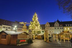 Mercatino di Natale a Weimar (Turingia) sulla piazza centrale Marktplatz - © Henryk Sadura / Shutterstock.com