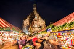 La Hauptmarkt di Norimberga durante il mercatino di Natale, sullo sfondo la Frauenkirche - © sack / iStockphoto LP.