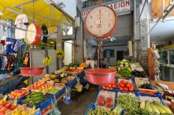 Mercato di Heraklion, Creta - Da non perdere durante la visita della città di Heraklion è il mercato del sabato, un variopinto chilometro di bancarelle che straripano di frutta, ...