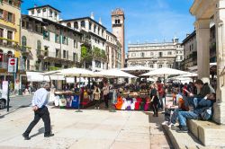 Mercato di Piazza delle Erbe a Verona - Colorato, vivace, allegro e pieno di turisti. Il mercato che si svolge presso la Piazza delle Erbe racchiude moltissimi generi: da quelli commerciali ...