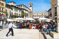 Mercato di Piazza delle Erbe a Verona - Colorato, ...