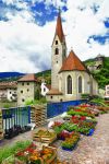 Il mercato dei fiori a Chiusa e la chiesa parrocchiale - © leoks/ Shutterstock.com