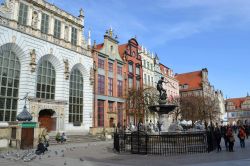 Mercato Lungo, Danzica: è la parte della Strada Reale compresa tra il Municipio e la Porta Verde; qui si trova la Fontana del Nettuno ed il Palazzo di Artù alle sue spalle, antico ...