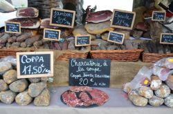 La charcuterie corsa al mercato ambulante di piazza Foch, Ajaccio