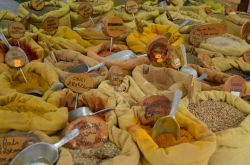 Spezie al mercato ambulante di piazza Foch, Ajaccio