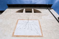 La meridiana della chiesa di San Martino in Val Masino, Lombardia. Il villaggio è il punto di partenza per le escursioni a piedi nel Val di Mello - © Naeblys / Shutterstock.com