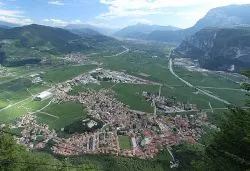 La val d'Adige con Mezzocorona, fotografati dalla stazione di monte della funivia del paese - © Matteo Ianeselli / Wikimedia Commons 