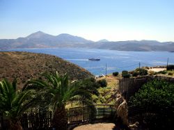 Milos, Isole Cicladi, Grecia: l'isola di Milos si puùò raggiungere in aerueo facendo scalo ad Atene oppure in traghetto, partendo dal porto del Pireo o da un'altra isola ...