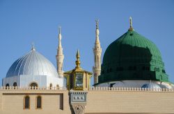 Minareti e cupole della moschea del Profeta a Medina, Arabia Saudita.



