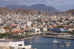 Mindelo è una città di quasi 70.000 abitanti situata sulla Baía do Porto Grande, nel nord dell'isola di São Vicente (Capo Verde) - © Salvador Aznar / Shutterstock.com ...