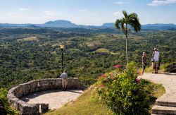 Un gruppo di turisti sul Mirador de Bacunayagua che domina la Valle de Yumurì a Matanzas, Cuba - © LesPalenik / Shutterstock.com