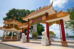 'Mirador de las Americas', storico simbolo di Panama City, America Centrale. Questo monumento rappresenta i 150 anni di presenza cinese nello stato panamense - © Barna Tanko / Shutterstock.com ...