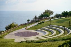 Moderno anfiteatro nel parco cittadino Lara di Antalya, Turchia, affacciato sulla costa del Mare Mediterraneo.
