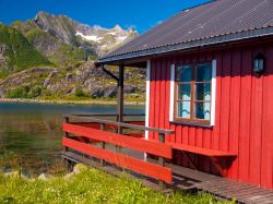 Tipico rorbuer di Molde, Norvegia - Una casetta di legno dei pescatori, con vista sul fiordo della città. Spesso vengono affittate ai turisti, uno dei modi più romantici per vivere ...