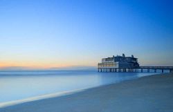 Il molo sul mare presso la città di Follonica, in provincia di Grosseto. Nei dintorni di Follonica si trovano alcune delle spiagge più belle della Maremma - foto © Shutterstock

 ...