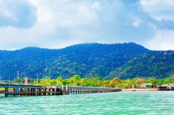 Molo sull'isola di Koh Lanta, Thailandia - Per godere dei suggestivi tramonti di quest'isola si può attendere in totale relax il calar del sole sul molo © Petr Malyshev / ...