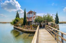 Il monastero di San Nicola a Porto Lagos, Tracia, Grecia. Questo piccolo luogo di culto, dove si venera un'icona miracolosa, si raggiunge a piedi attraversando un ponticello in legno. Si ...