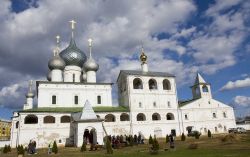 Il monastero ortodosso della Resurrezione a Uglich, Russia. Di epoca seicentesca, questo complesso architettonico accoglie una basilica, la torre campanaria e il refettorio - © Irina ...