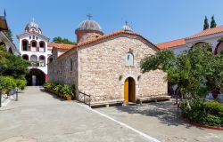 Monastero di San Davide a Eubea, Grecia  - Situato nel cuore di una splendida area di vegetazione lussureggiante, nei pressi di Rovies a nord di Eubea, questo monastero dedicato alla trasfigurazione ...