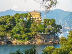 Moneglia, Liguria: uno scorcio panoramico della suggestiva strada fra Portofino e Santa Margherita Ligure. Qui si possono anche ammirare splendide ville eleganti - © Benny Marty / Shutterstock.com ...