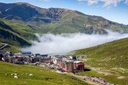 Montagne in estate a Andorra La Vella, Andorra. Paesaggi verde smeraldo caratterizzano nei mesi estivi le montagne che circondano la capitale del principato - © duchy / Shutterstock.com ...