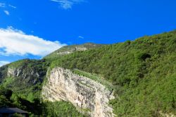 Le montagne trentine che ospitano l'eremo di San Colombano, nei pressi di Rovereto. Completamente a strapiombo e aggrappato alla roccia, questo luogo di culto è immerso in un ambiente ...