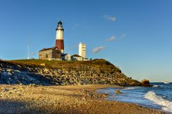 Il Montauk Point Lighthouse si trova adiacente al Montauk Point State Park, nel punto più orientale di Long Island, nella frazione di Montauk nella Città di East Hampton nel Suffolk ...