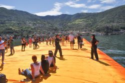 Monte Isola, GIugno 2016: passeggiando sulle Floating Piers di Christo - © s74 / Shutterstock.com 