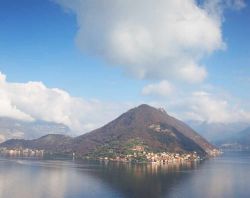 Monte Isola, Lago d'Iseo, in primavera. Quest'isola, la più grande dei laghi europei, è conosciuta anche come la "Capri del Nord". La si può raggiungere ...