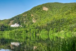 Una falda del Monte Vulture e il Lago piccolo di Monticchio in Basilicata - © canadastock/ Shutterstock.com