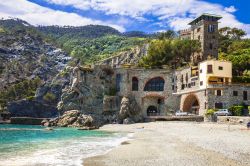 Monterosso al Mare, Liguria, Italia - Caratteristica di questo borgo ligure è la capacità di fondersi con la natura giocando con le rocce per creare sculture e camminamenti © ...