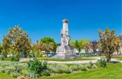 Monumento a Edouard Martell nella città di Cognac, Francia. A lui si deve nel 1912 la creazione dell'intramontabile Cordon Bleu, fra i più apprezzati cognac della linea Martell.
 ...